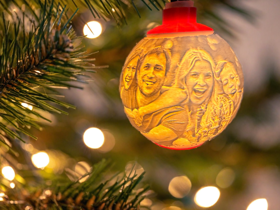 Personalisierte leuchtende Weihnachtskugel mit deinem Wunschfoto