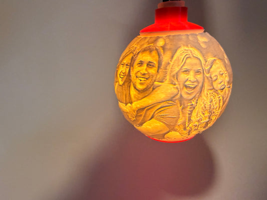 Personalisierte leuchtende Weihnachtskugel mit deinem Wunschfoto