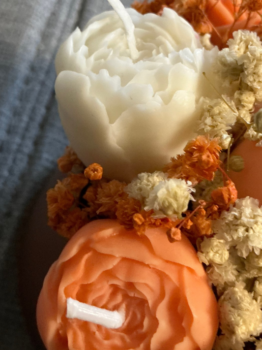 Herbstlicher Kerzenstrauß mit Orangefarbenen Blumen und Blüten für eine warme Atmosphäre