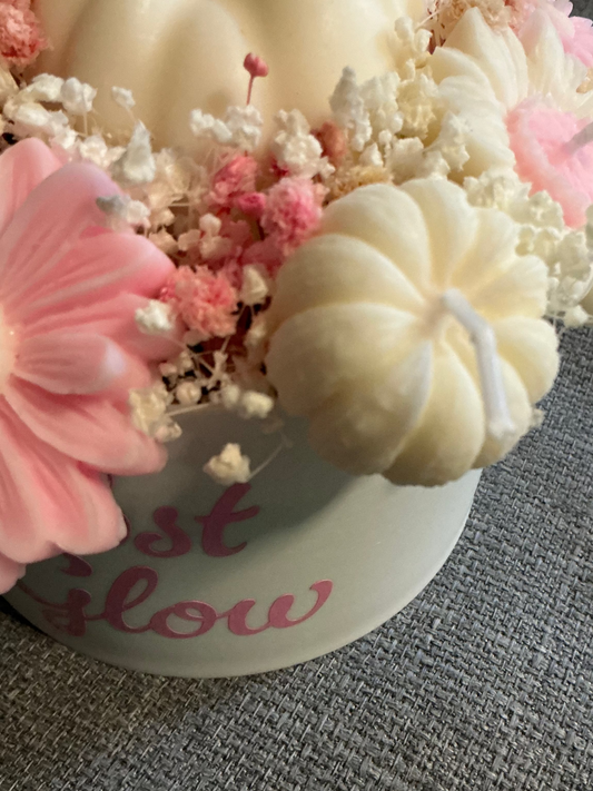 Herbstlicher Kerzenstrauß mit Rosafarbenen und Weißen Blumen und Blüten