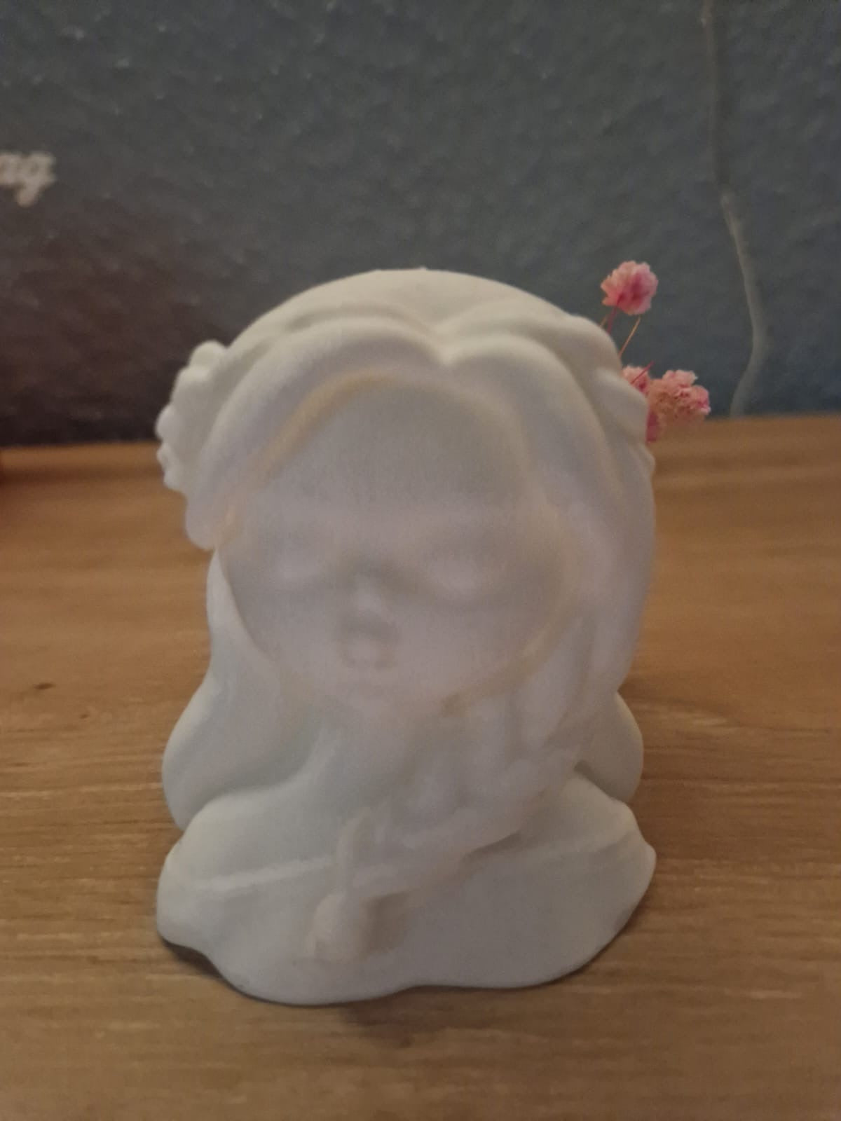 Blumenmädchen mit Kerze