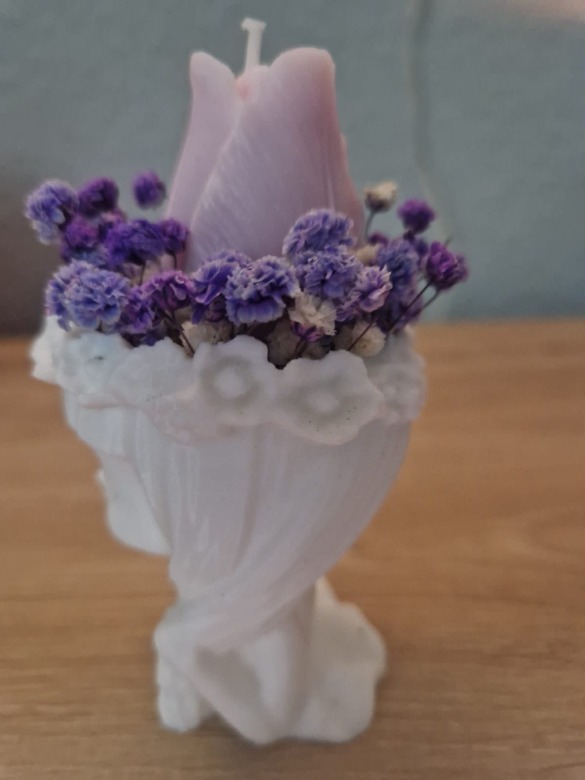 Blumenmädchen mit Kerze