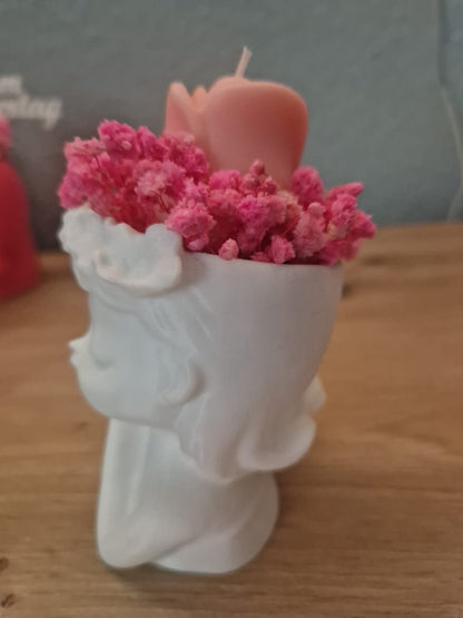 Blumenmädchen mit Kerze