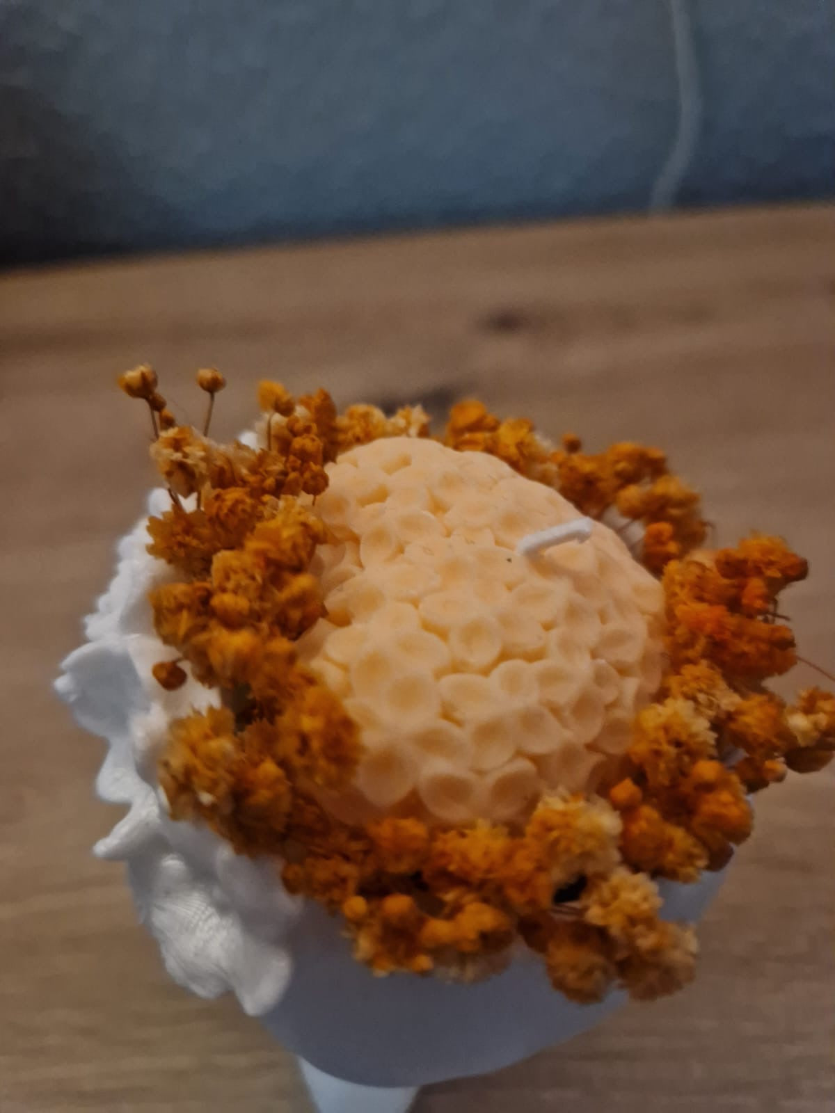 Blumenmädchen mit Kerze