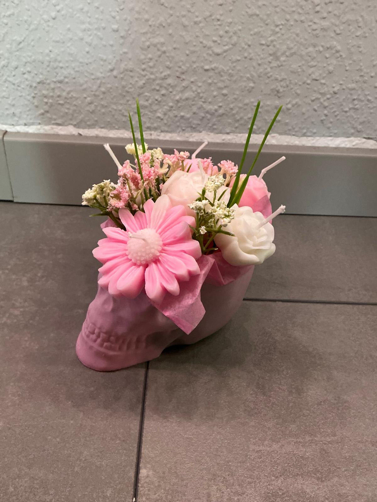 Totenkopf Rosa Pink Kerzen Blumengesteck