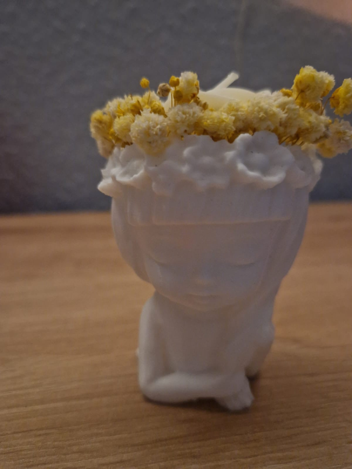 Blumenmädchen mit Kerze