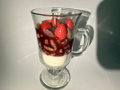 Erdbeerbecher Kerze