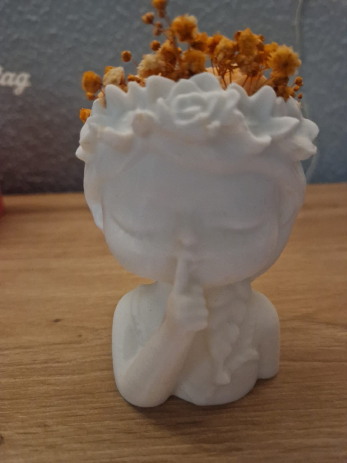 Blumenmädchen mit Kerze