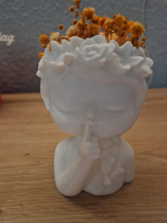 Blumenmädchen mit Kerze