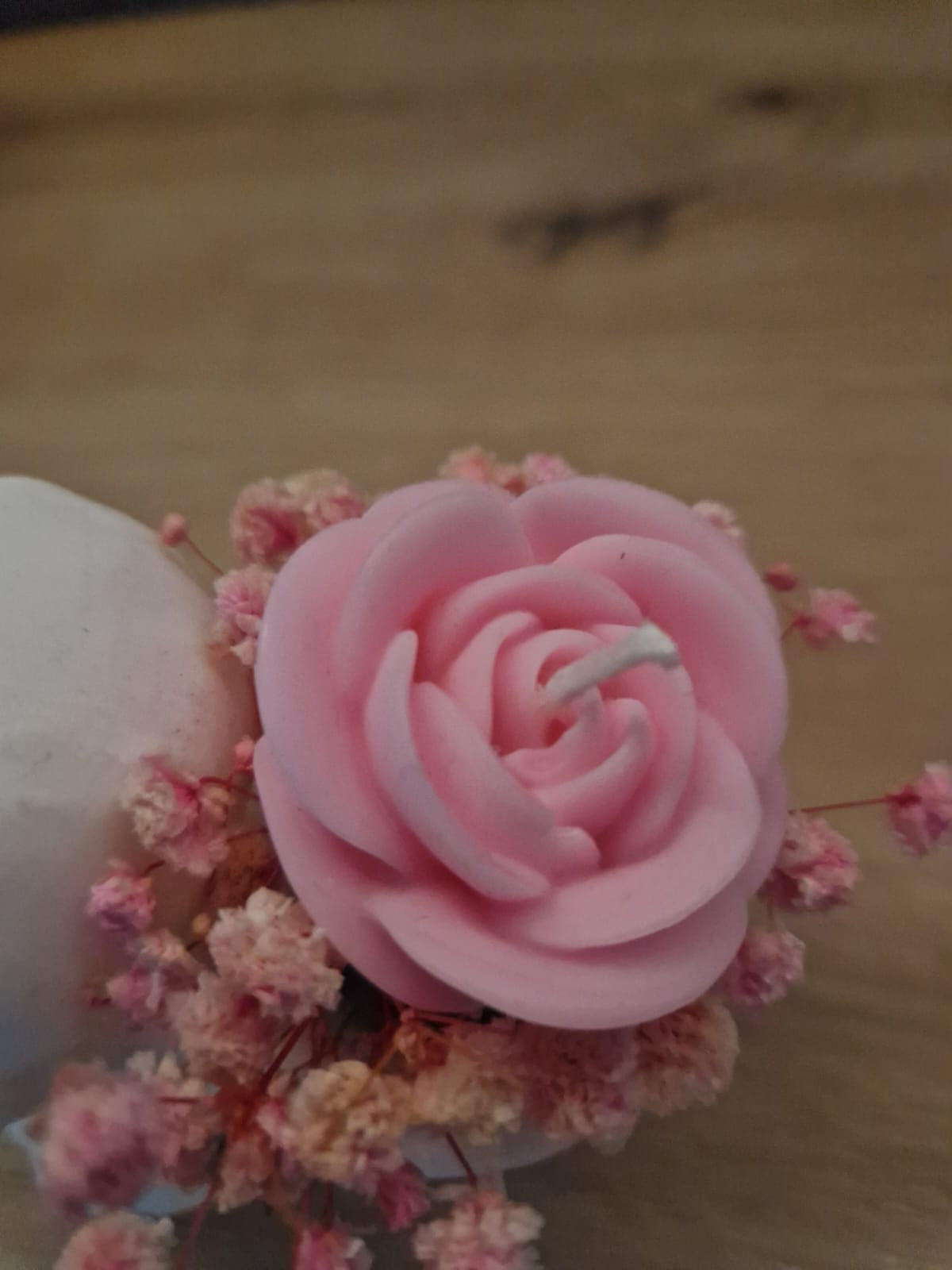 Blumenmädchen mit Kerze