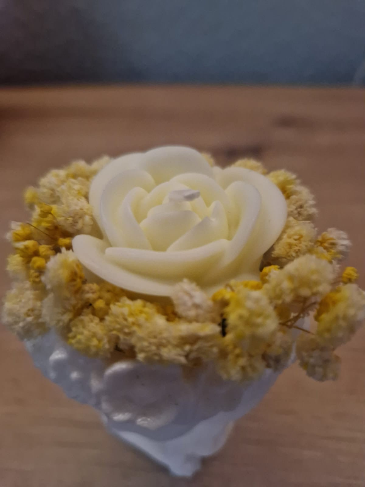 Blumenmädchen mit Kerze