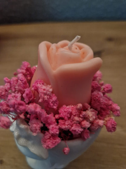 Blumenmädchen mit Kerze