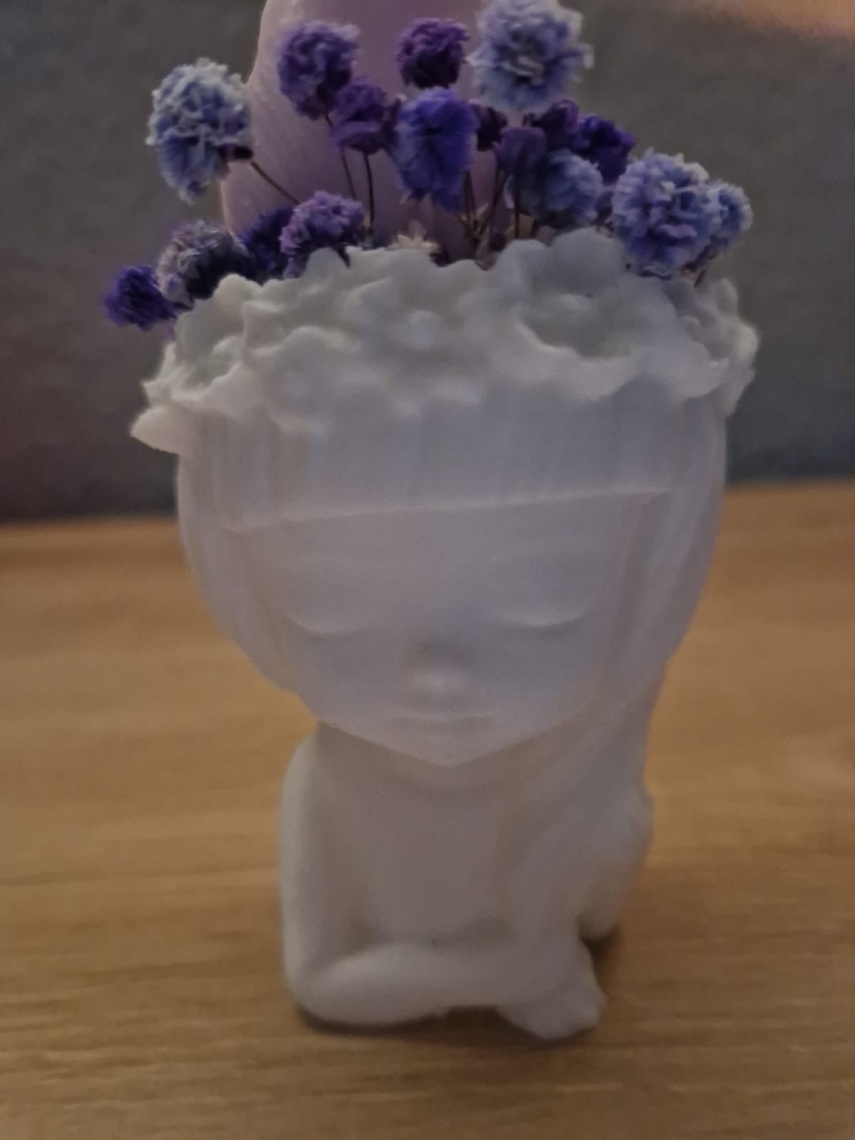 Blumenmädchen mit Kerze