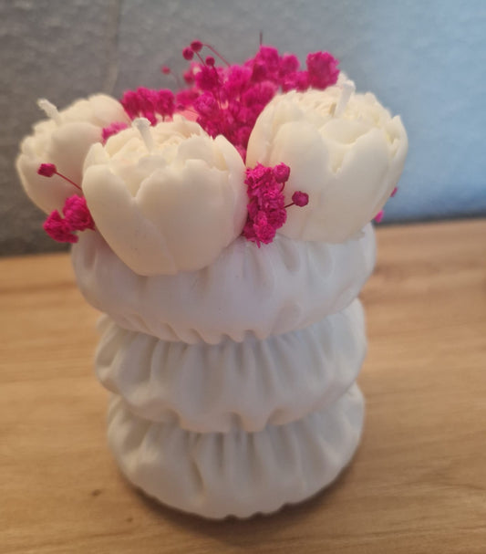Ministrauss mit weissen Pfingstrosen und einem pinken Herzchen