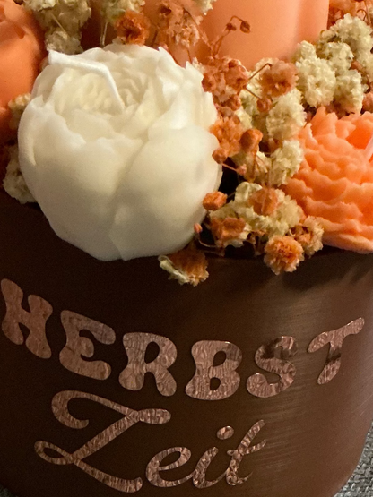 Herbstlicher Kerzenstrauß mit Orangefarbenen Blumen und Blüten für eine warme Atmosphäre
