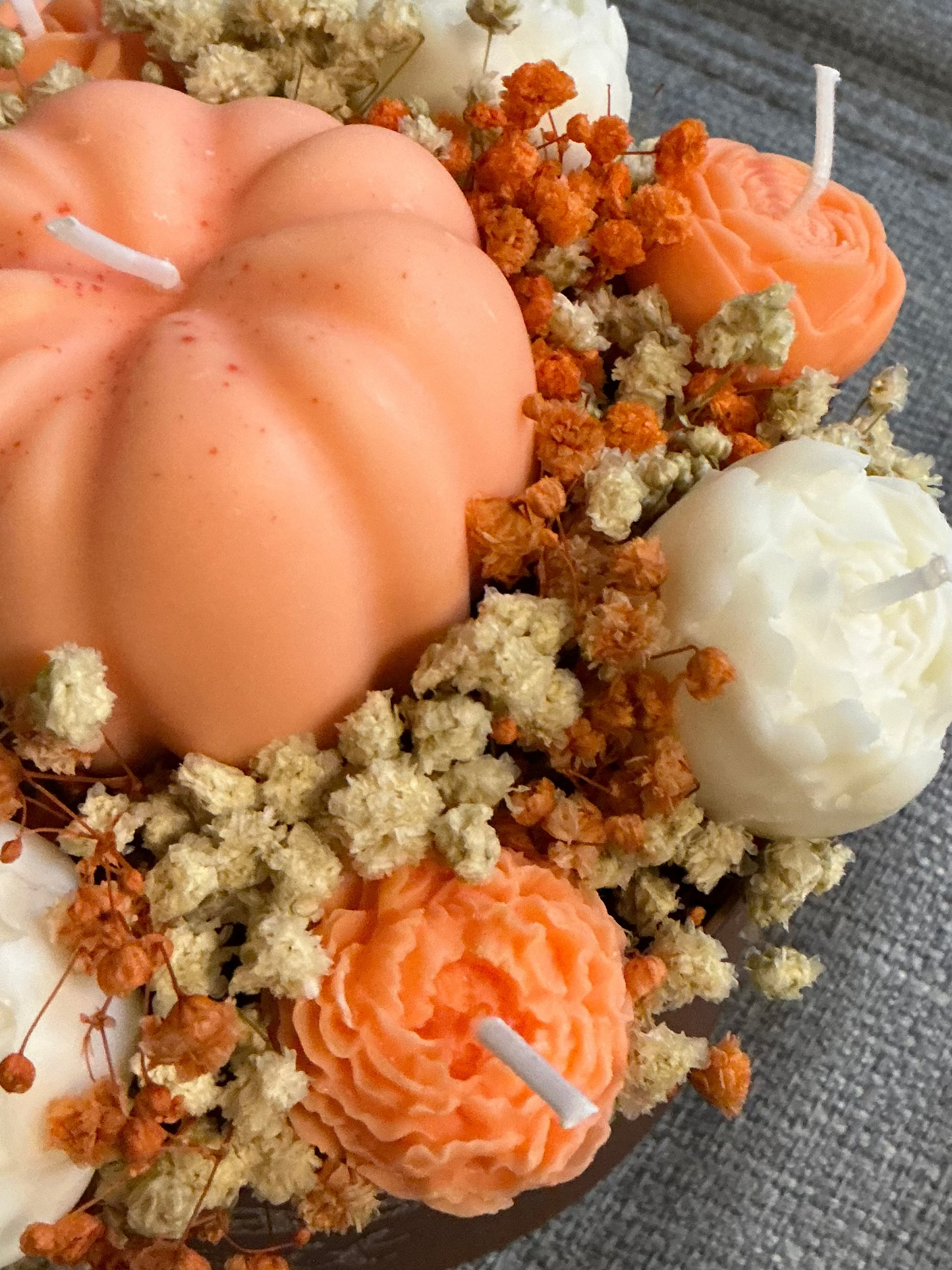 Herbstlicher Kerzenstrauß mit Orangefarbenen Blumen und Blüten für eine warme Atmosphäre