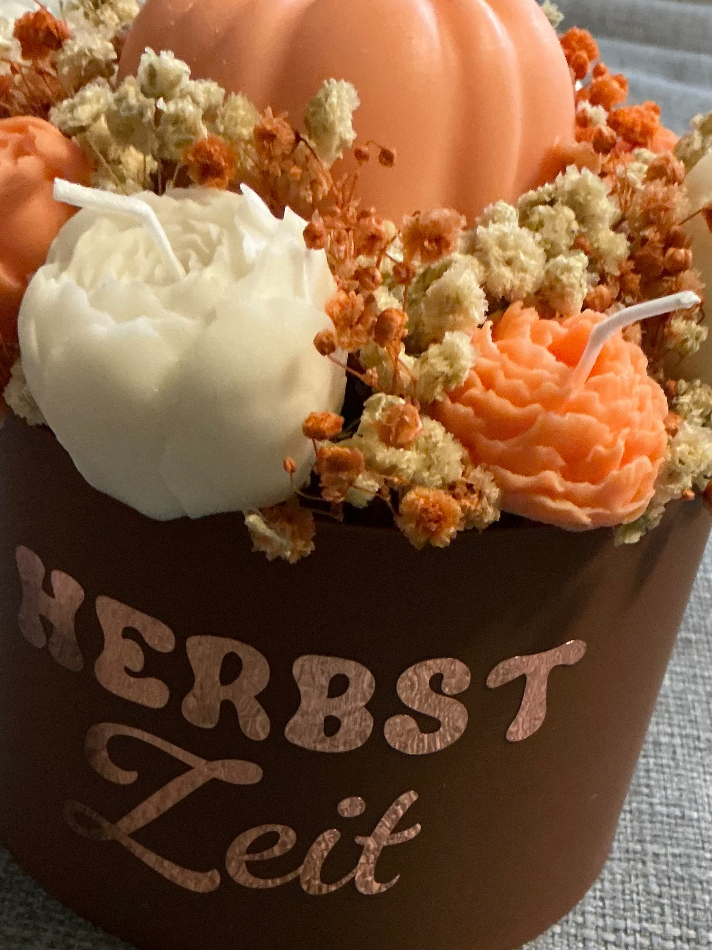 Herbstlicher Kerzenstrauß mit Orangefarbenen Blumen und Blüten für eine warme Atmosphäre