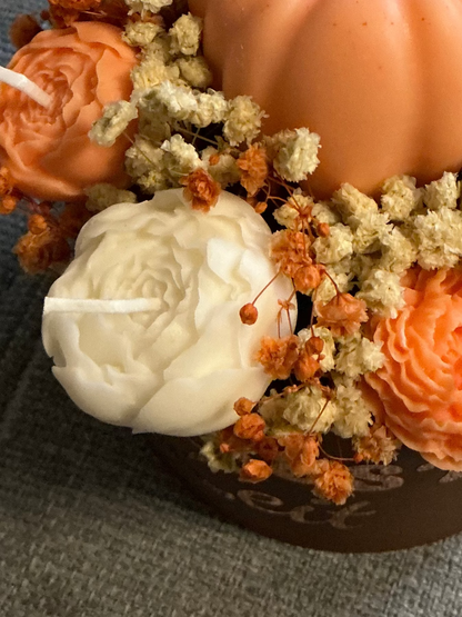 Herbstlicher Kerzenstrauß mit Orangefarbenen Blumen und Blüten für eine warme Atmosphäre