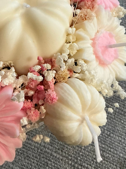 Herbstlicher Kerzenstrauß mit Rosafarbenen und Weißen Blumen und Blüten