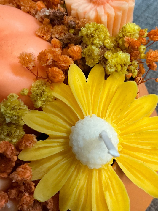Herbstlicher Kerzenstrauß mit Orangefarbenen Blumen und Blüten für eine warme Atmosphäre